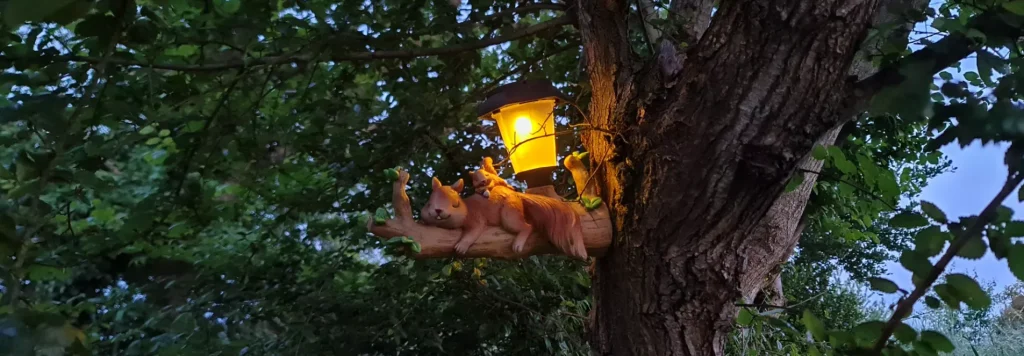 Comment Intégrer une Lampe Solaire Extérieure dans un Petit Jardin